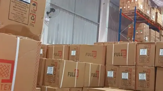 Galpão da Full em Blumenau com caixas Full Tex empilhadas e porta-paletes