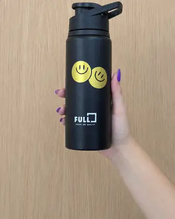 Garrafa preta com desenhos dourados e o logo Full aplicados em DTF UV