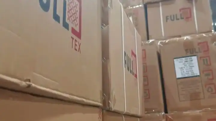 Caixas com a marca Full Tex empilhadas no galpão da Full em Blumenau