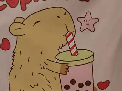 Camiseta branca estampada em DTF com o desenho de uma capivara