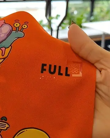 Tecido laranja com o logo Full e um caracol aplicados em DTF