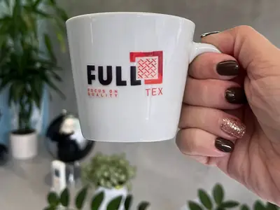 Xícara branca com o logo Full Tex aplicado em DTF UV