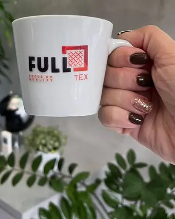 Xícara branca com o logo Full Tex aplicado em DTF UV